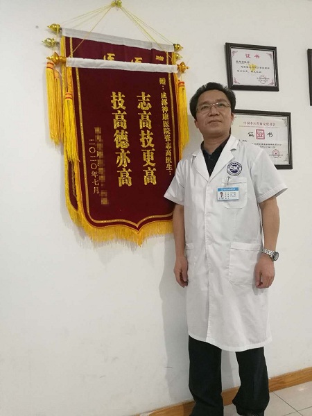 成都癫痫病医院大事件：【志高技更高，技高德亦高】癫痫学子高考后手捧锦旗致谢张志高主任